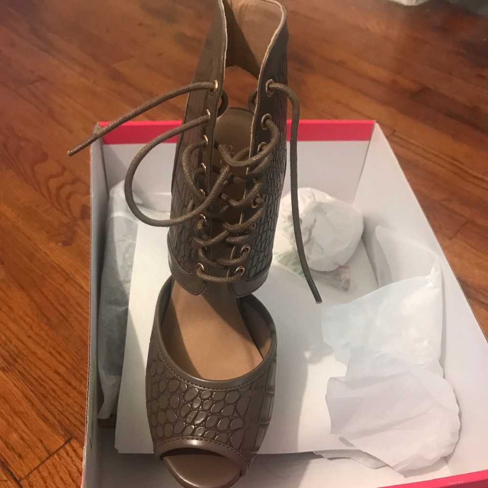 Shoes - Picture 2 of 3
